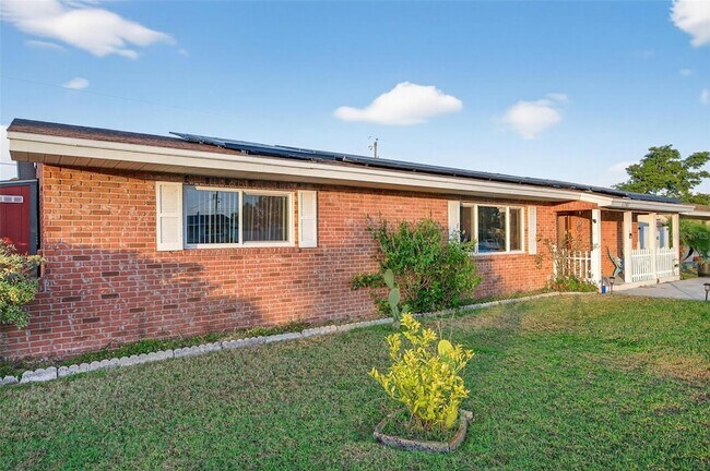 Building Photo - 11761 80th Ave