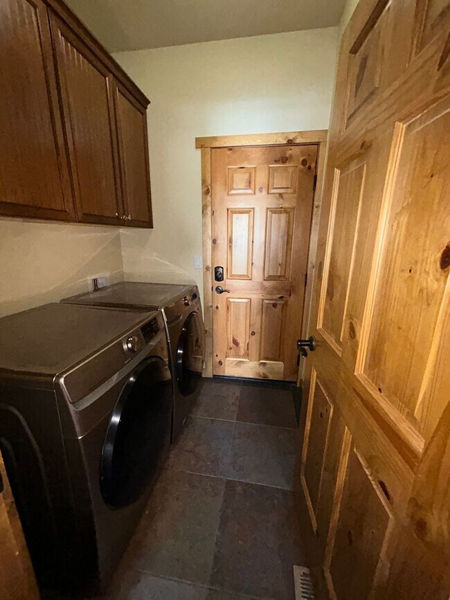 Building Photo - Long-Term Lease: The Ponderosa Meadows Townhouse