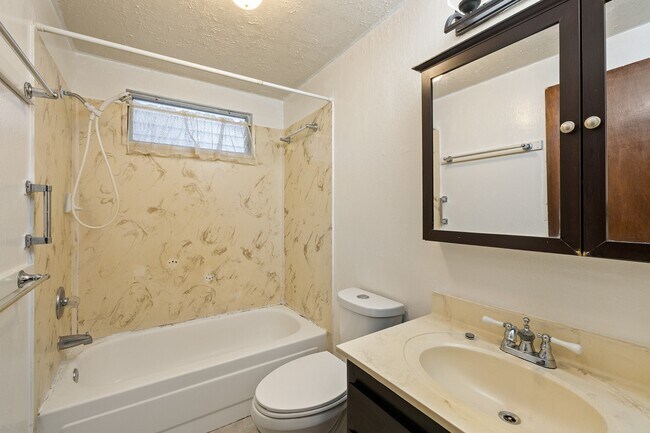 Building Photo - 3-bedroom, 2-bath single-family home with a covered porch and parking. Ideally located near Diamo...