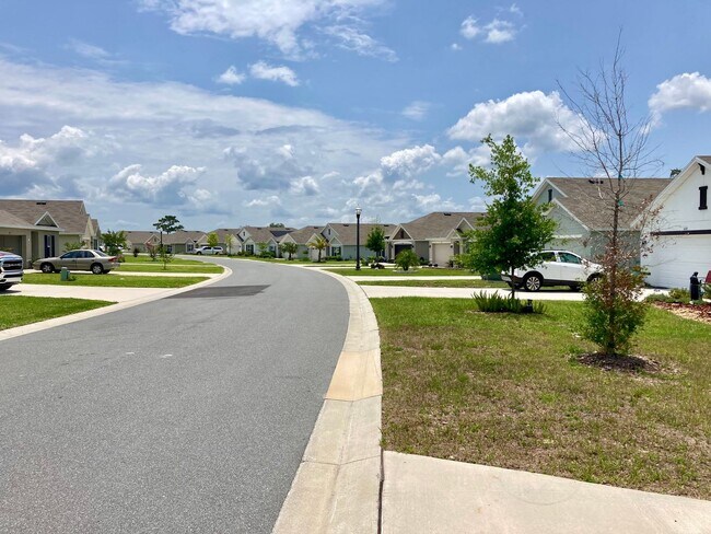 Building Photo - Golf Course Home!