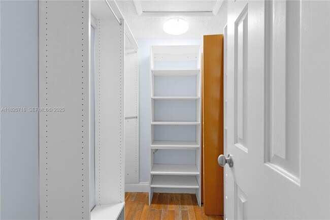 Building Photo - 2627 Parkview Dr S