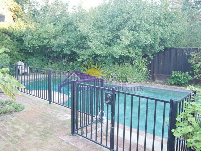 Building Photo - Spacious 4 Bed 4 Bath 2,954sqft Single Family Home in Carmichael