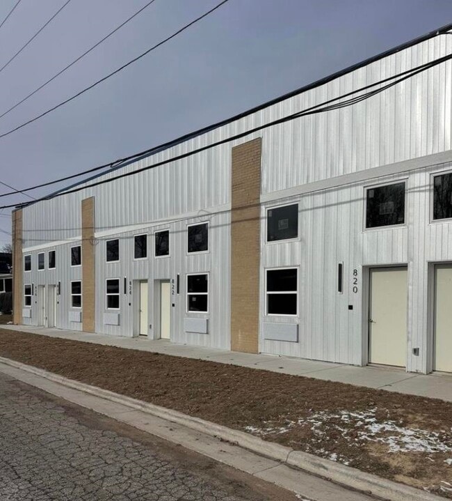 Building Photo - 217 S Badger Ave