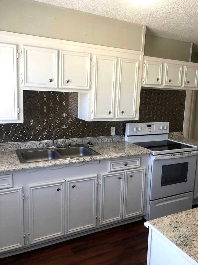 Building Photo - 611 McEwen St