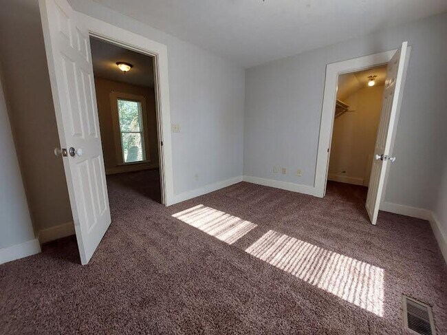 Building Photo - Gorgeous 3 bedroom, 1 bath home south of Haysville