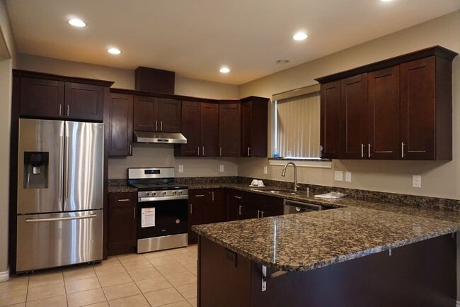 Building Photo - 4 Bedroom, 3 Bath House Available in July!