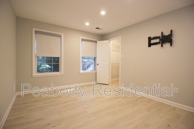 Building Photo - 2233 Lovedale Ln