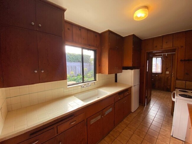 Building Photo - Beach Tract Cottage!