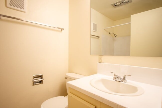 Building Photo - FREE RENT: Garden-Level 2 Bed 2 Bath with ...