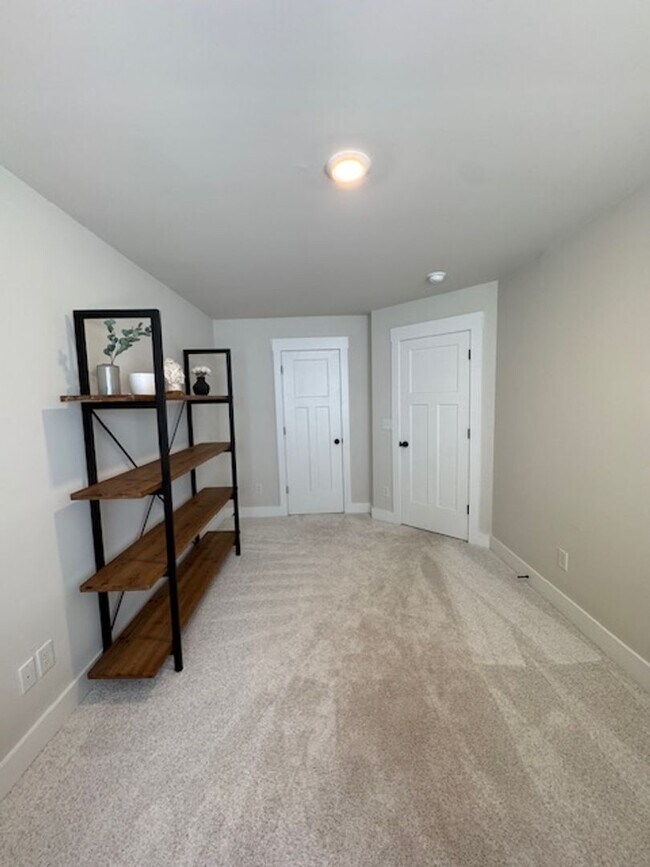 Building Photo - Move In Ready - 3 Bedrooms, 2.5 Baths. Hic...