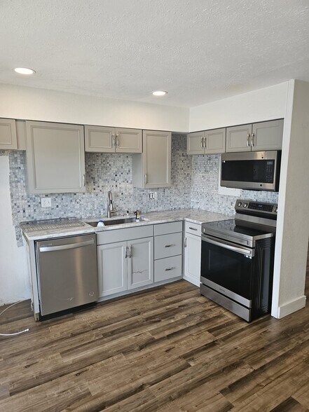 Building Photo - 1560 Colonial Blvd