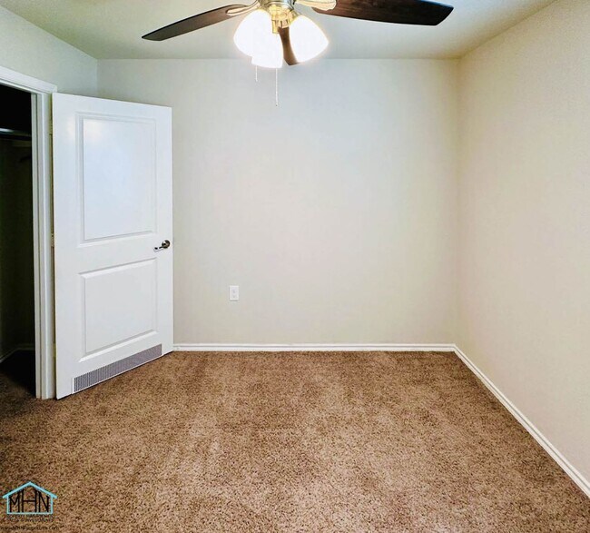 Building Photo - Bright & Move-In Ready 3 Bed / 2 Bath Home...