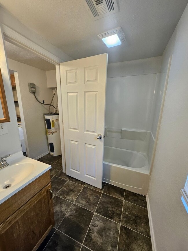 Building Photo - Cute little 2 bedroom with a big yard!