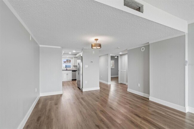 Building Photo - 7050 Sunset Dr S