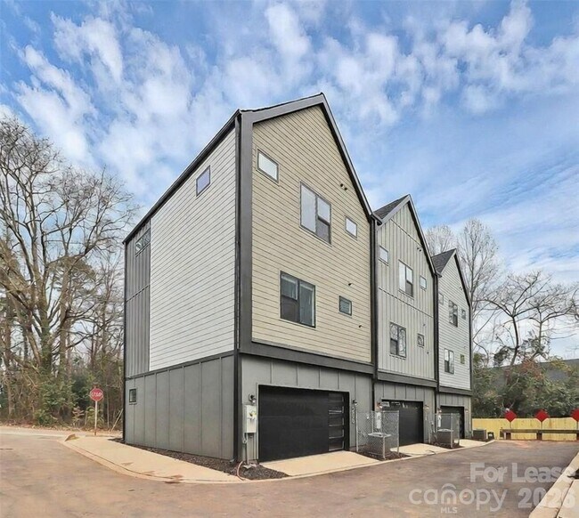 Building Photo - 1114 Ivan Dr