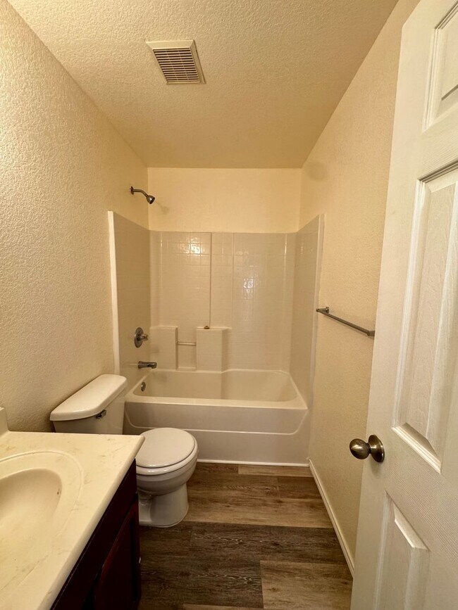 Building Photo - Spacious 4 Bedroom 2 Bath