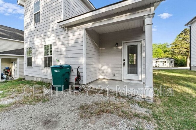 Building Photo - 302 Dorn St