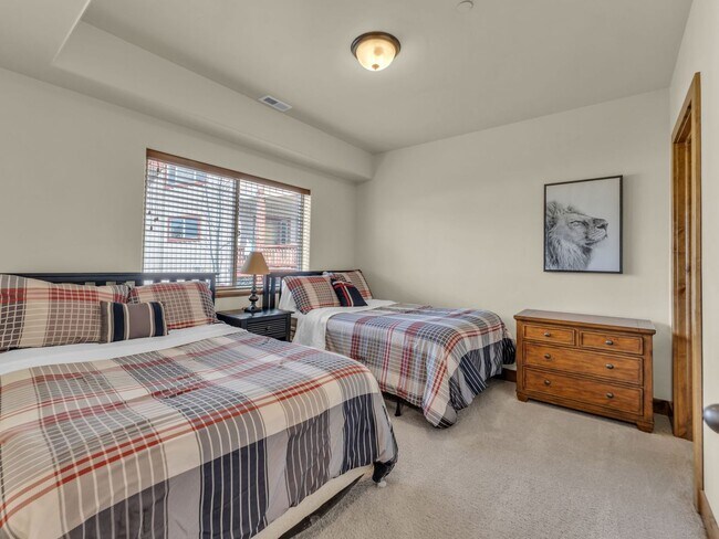 Building Photo - Cedar Ridge Townhome  **Mid-April thru November Rental**