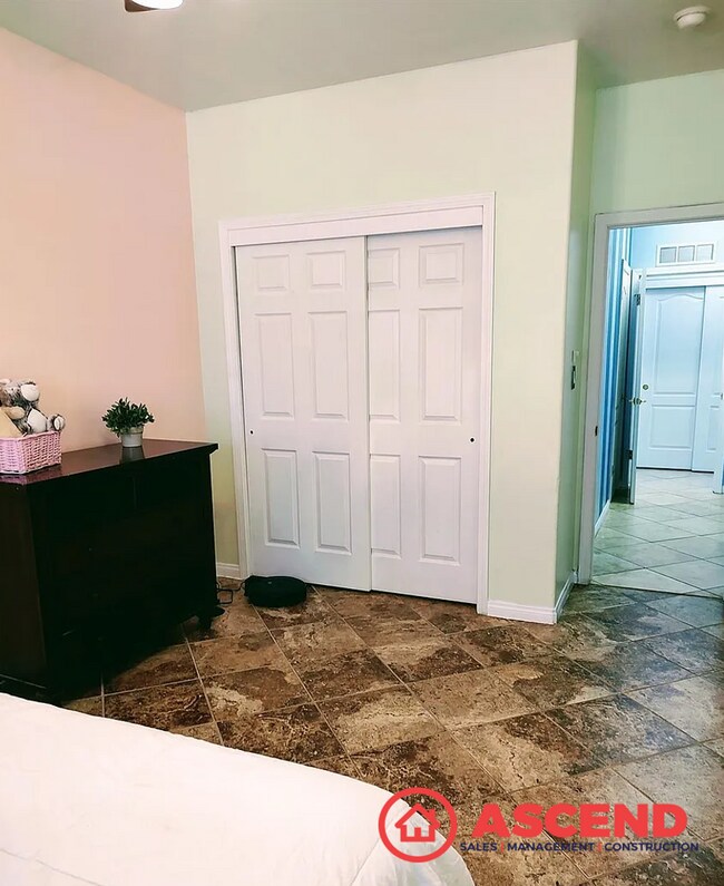 Building Photo - Spacious 5 Bed / 2 Bath Home Near Riverlakes Golf Course!