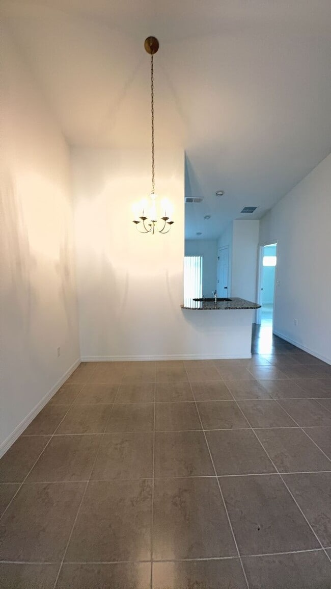 Building Photo - new 4BR duplex