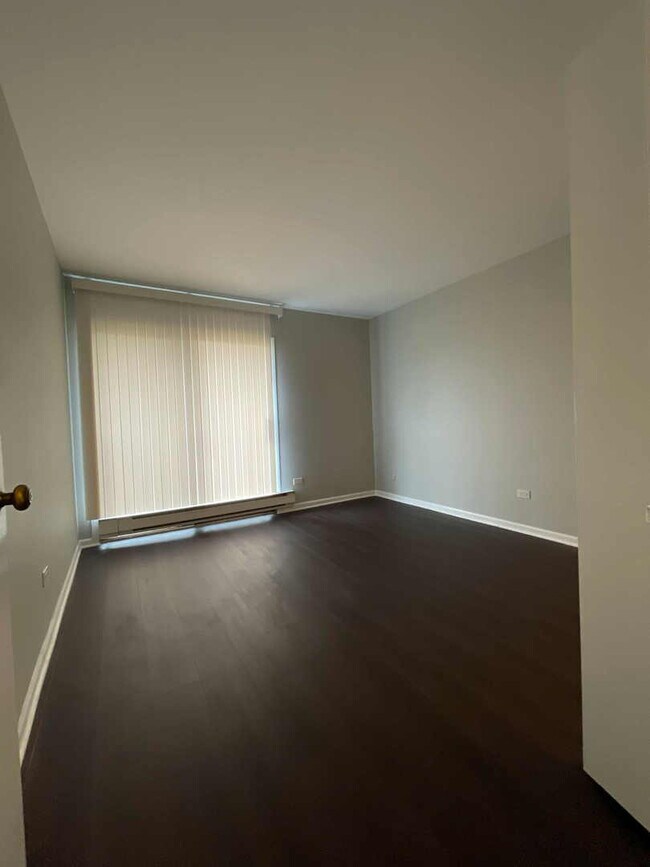 Building Photo - 202 S Waters Edge Dr