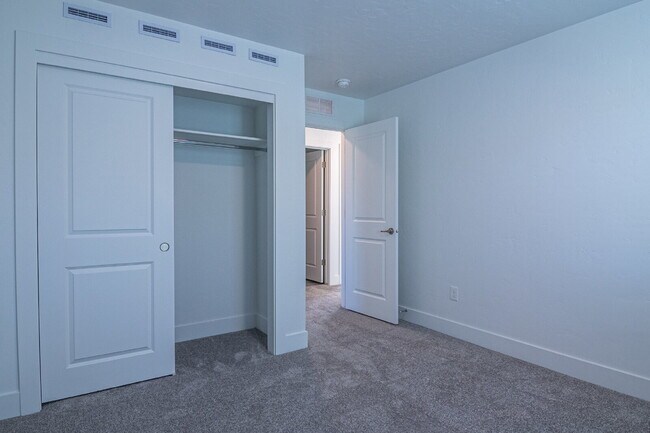 Building Photo - "READY NOW! 3-Bed PLUS Office-Townhouse Retreat in Eagle, ID – Spacious Living with 2.5 Baths!"