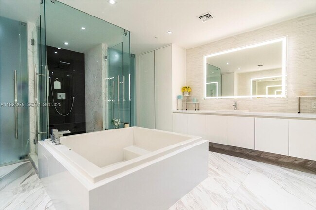 Building Photo - 701 N Fort Lauderdale Beach Blvd