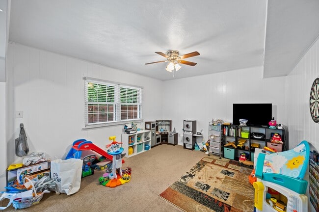 Building Photo - 4399 Hialeah Dr