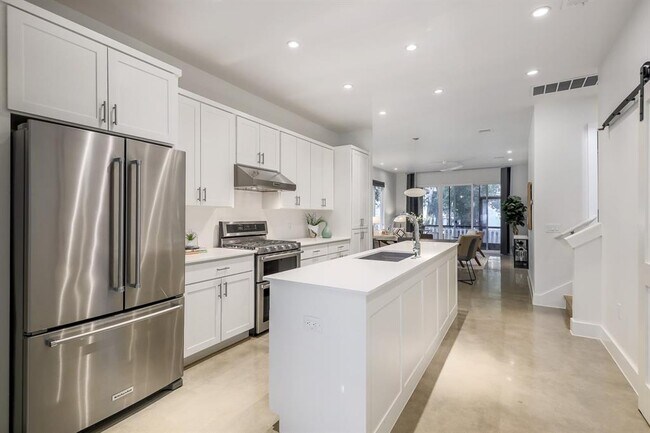 Building Photo - 2111 Brackenridge St