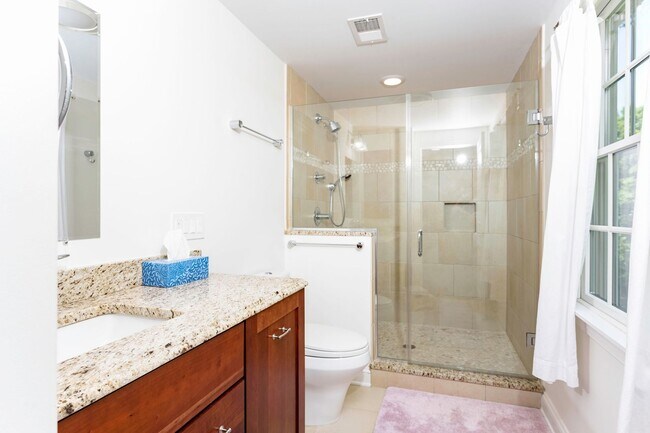Building Photo - Luxurious Spacious and Bright , Gorgeous P...