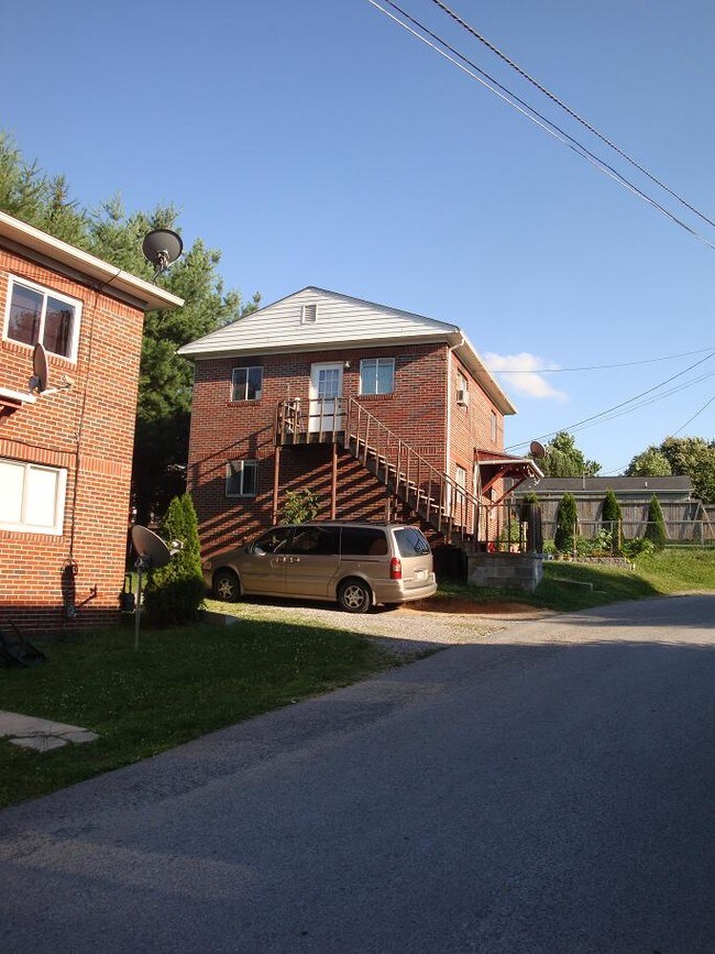 Building Photo - 1000 Vermillion St