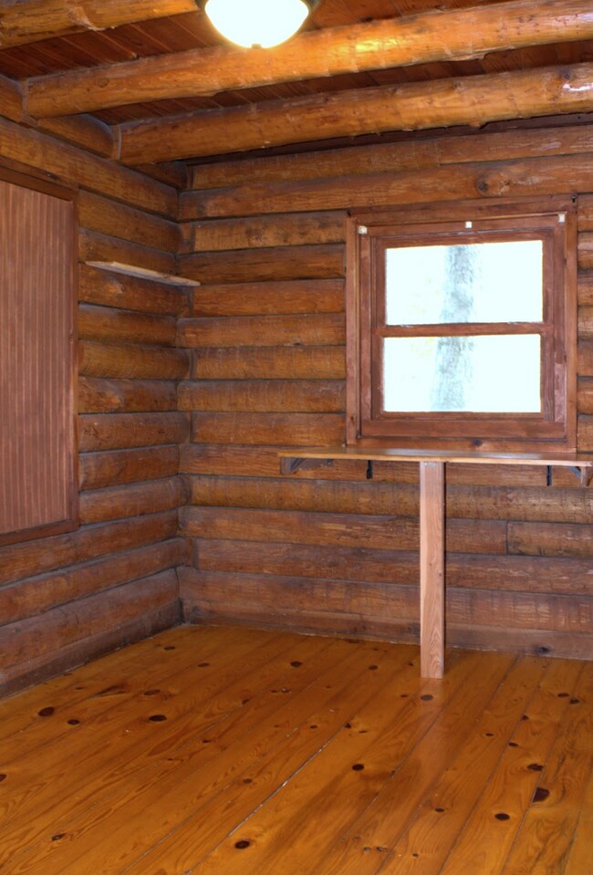 Building Photo - 3 Bedroom 2 bathroom with bonus room log cabin