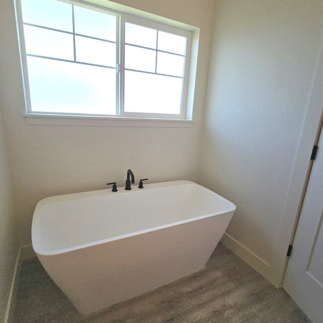 Building Photo - Move-in ready! 4 bedroom house with 3 car ...