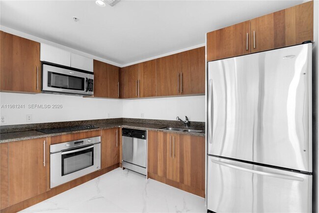 Building Photo - 300 S Biscayne Blvd