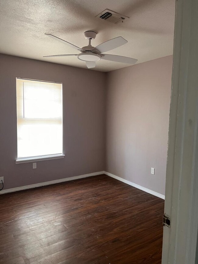 Building Photo - 906 Sagebrush Rd
