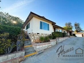 Building Photo - Homes Management - 2 Bed, 1.5 Bath Duplex ...