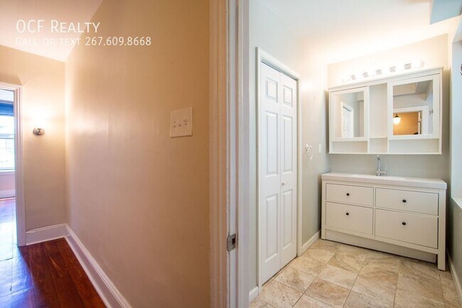 Building Photo - 2211 Bainbridge St