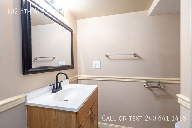 Building Photo - 102 5th Ave