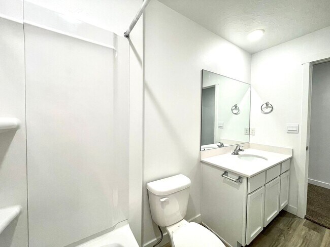 Building Photo - Modern 3-Bedroom Townhome in Provo