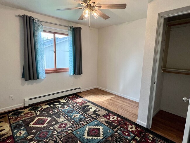 Building Photo - High speed internet included - 3 bedroom t...