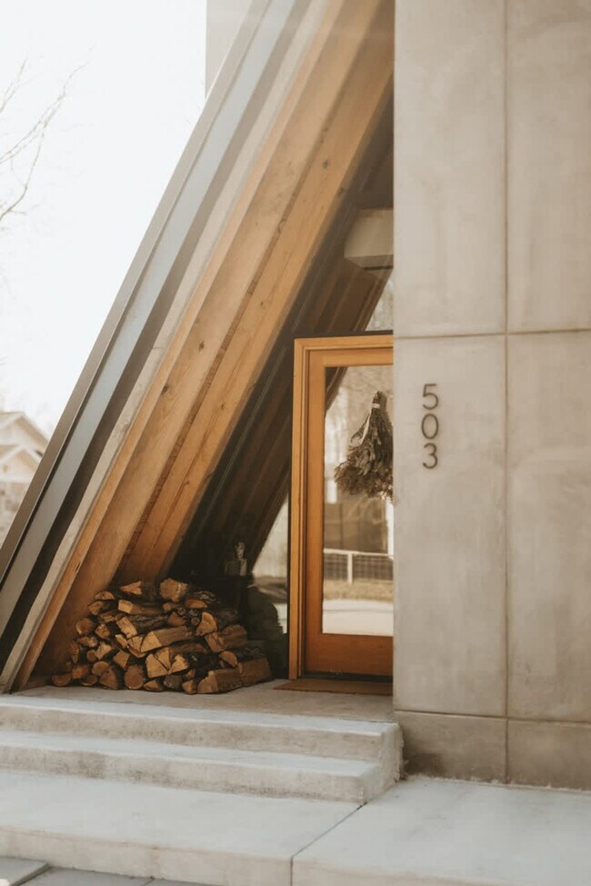 Building Photo - 503 NW D St