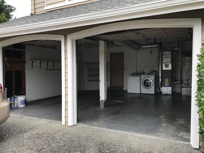 Building Photo - 648 S 32nd Pl