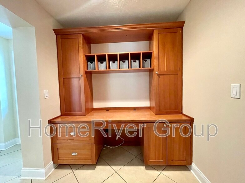 Building Photo - 2105 W Country Club Dr