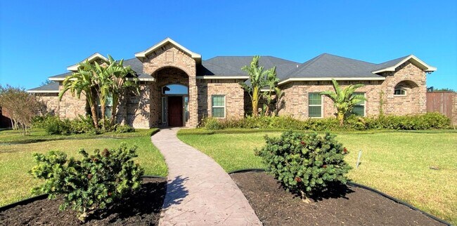 Building Photo - Beautiful 4 Bedroom- 3.5 Bathroom Home in Alamo, TX