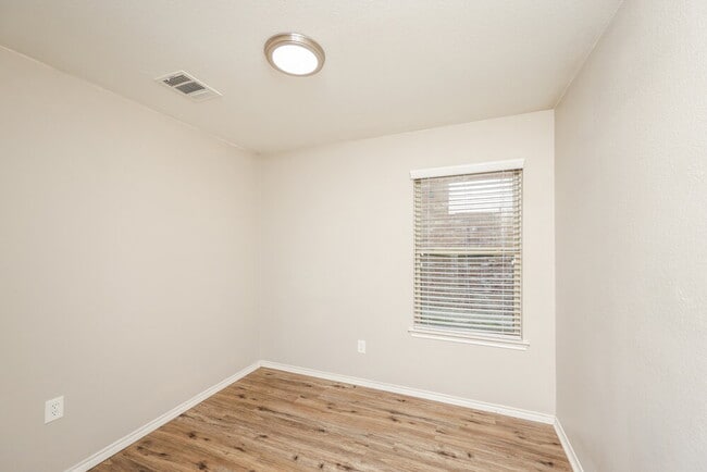 Building Photo - 806 Platinum Dr