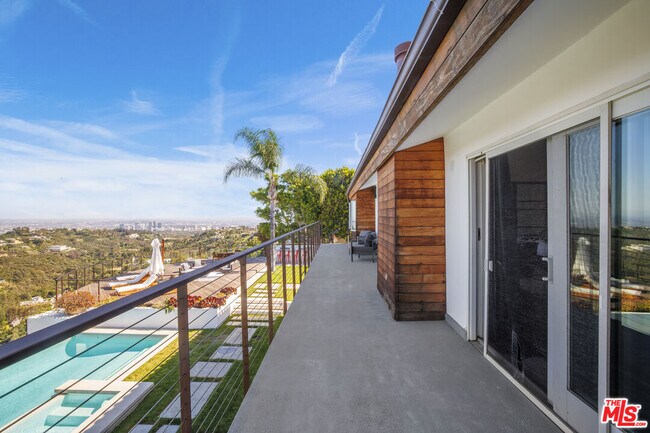 Building Photo - 2028 Stradella Rd