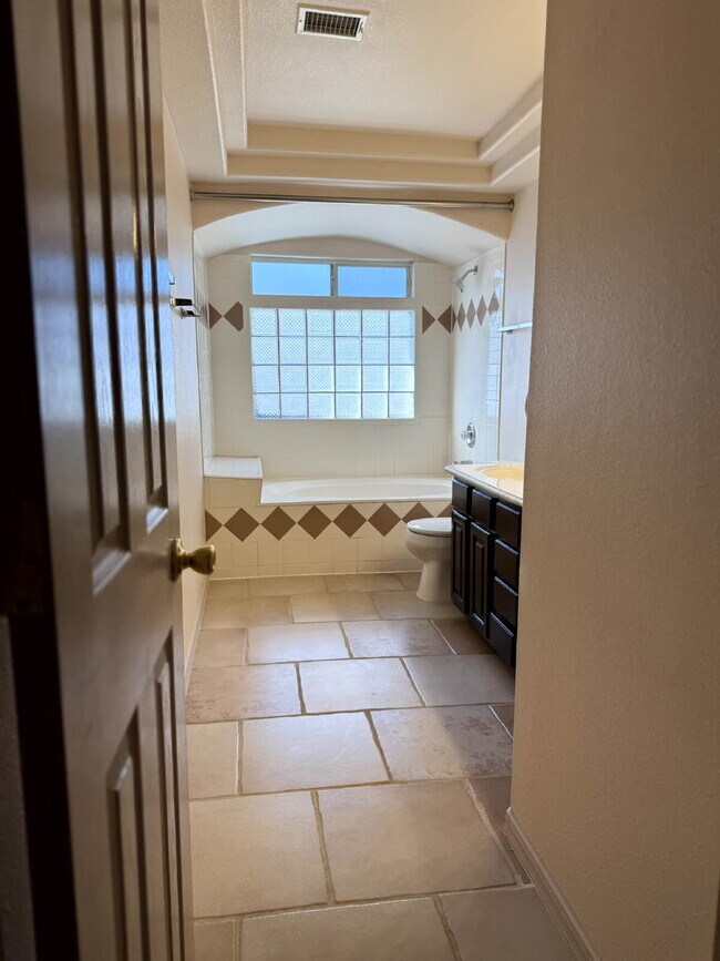 Building Photo - 317 Zenith Dr