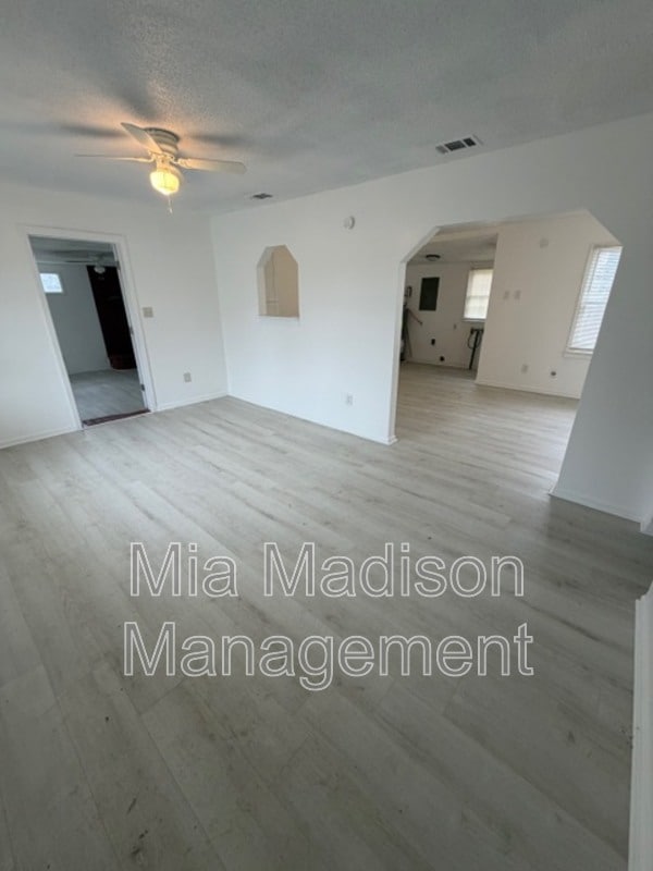 Building Photo - 1518 Heron St