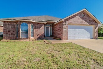 Building Photo - 4Bed/2Bath Available 11/10 !