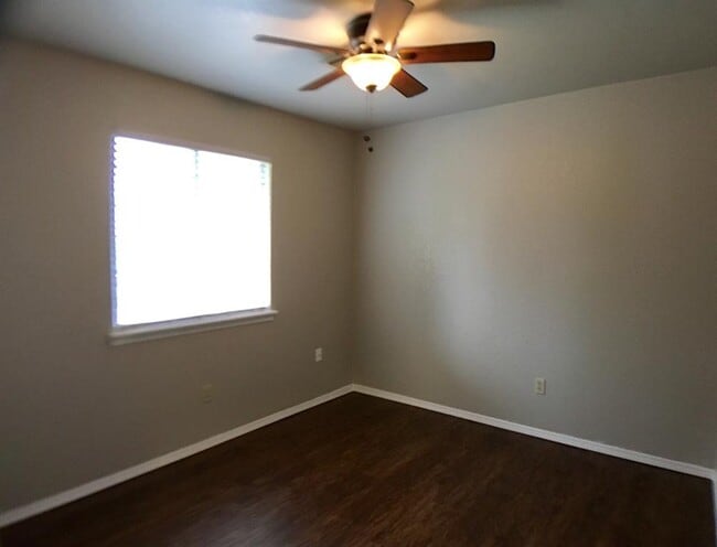 Building Photo - 1013 Mercury Cir